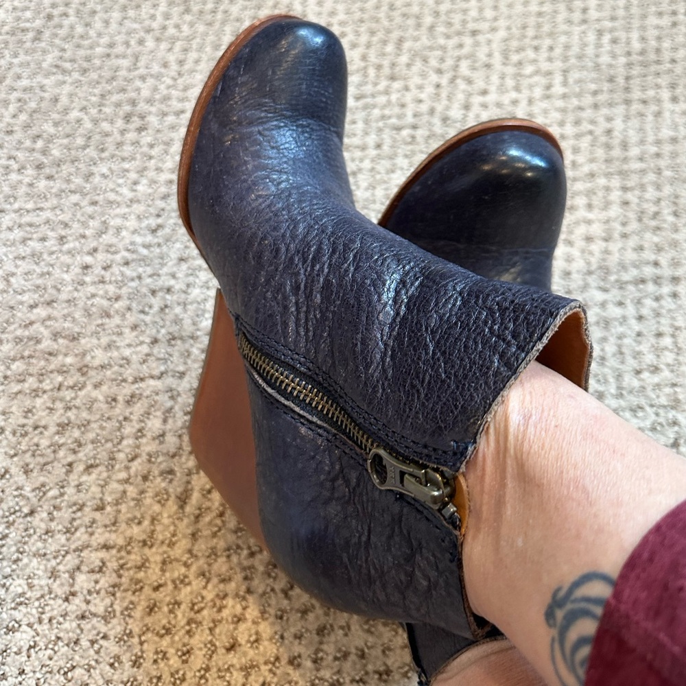 Kork Ease Navy Wedge Ankle Booties with side zipper. Size 5 - Picture 5 of 10